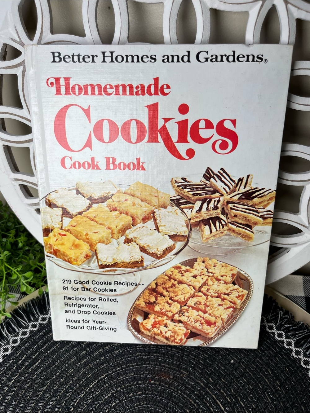 Better Homes and Gardens Homemade Cookies Cook Book - White & Red Cover